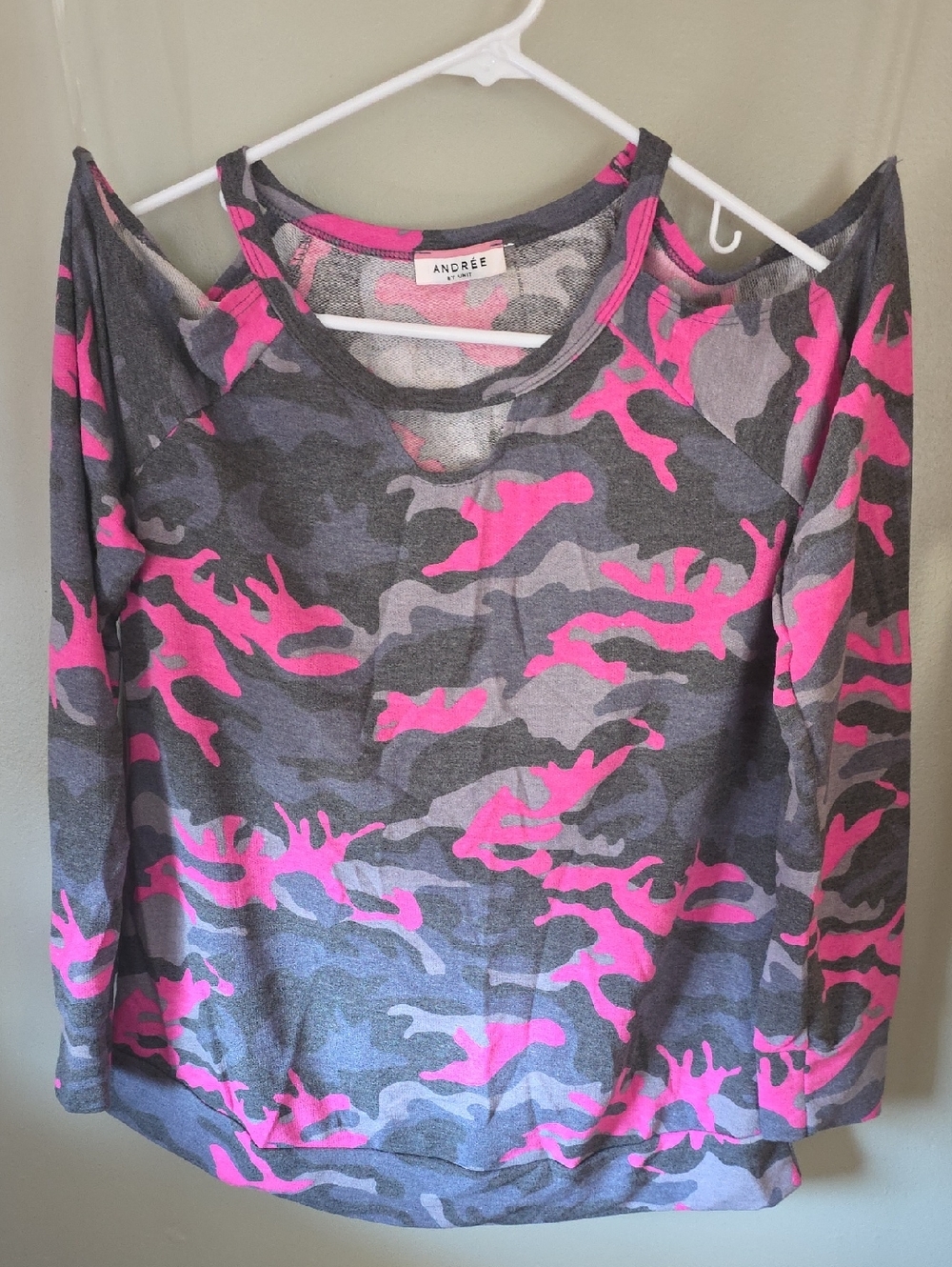 ANDREE BY UNIT Pink and Gray Camo Cold-Shoulder Sweatshirt